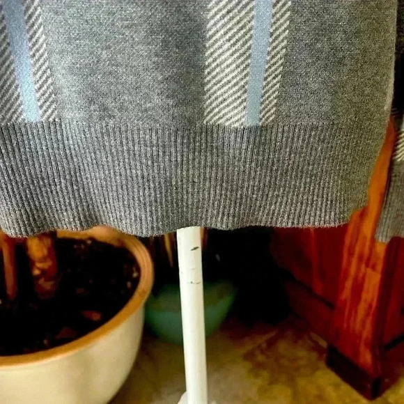 Max Studio NWOT. Never worn super soft. Large. V neck plaid print gray blues - Picture 9 of 11
